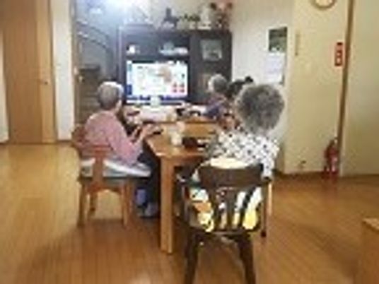 高齢者が集まっているリビングルーム。一軒家のような小さなリラックススペース
