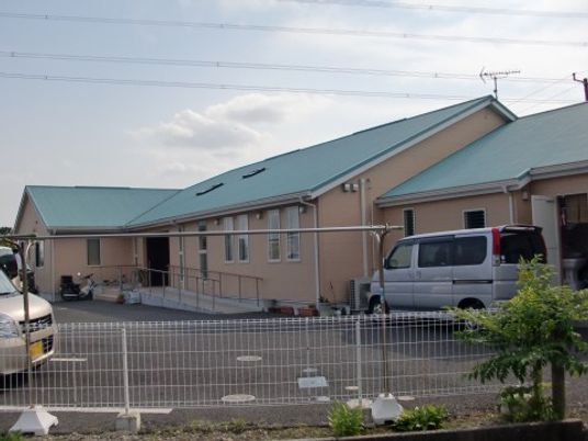 馴染みやすい暖色系でまとめられた有限会社ライフサポート彩輝が運営する施設。