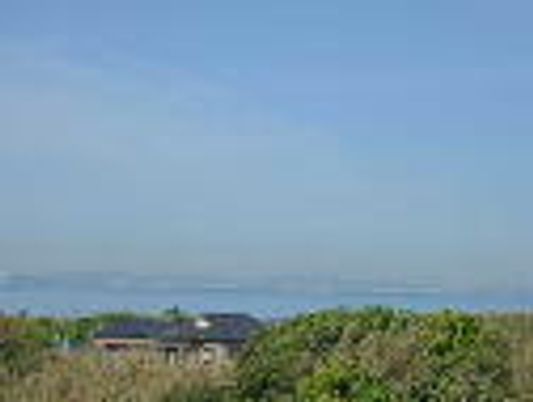 青空が広がる高台の上からの風景。遠景が写っている様子