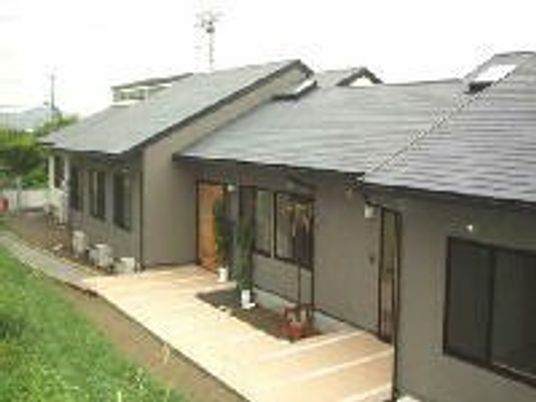 一軒家風の建物が並んでいる様子。落ち着いた色合いの建物がある