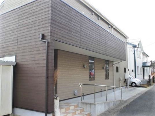 施設の外側に設置されている車いす用のスロープの様子。奥のほうに駐車場スペースもある