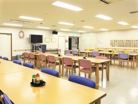 長い机と椅子がずらりと並んでいる食堂の様子。大人数で食事ができるスペース