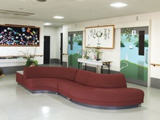 大きなソファがあるリラックススペースの様子。施設内のくつろげる場所の一つ