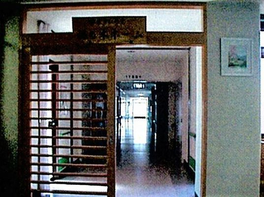 施設のエントランス部分。和風の看板と障子のようなデザインの出入り口