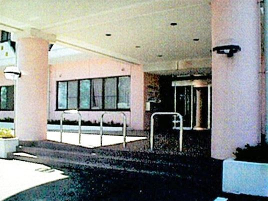 太い柱が２本立っているエントランス部分。会談と手すりが付いている様子