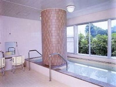 大きな浴槽が設置された浴室には手すりなども設置され、外の景色を眺めることが出きる。