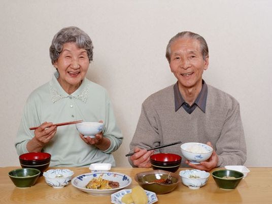 仲良く食事をしている高齢の男性と女性