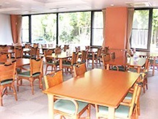 木製の4人掛けのテーブルが並ぶ食堂には大きな窓が付き、屋外の景色を眺めることができる。