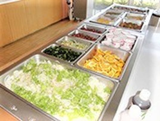 バイキング形式の朝食。色鮮やかな料理が10種類以上並んでいる。