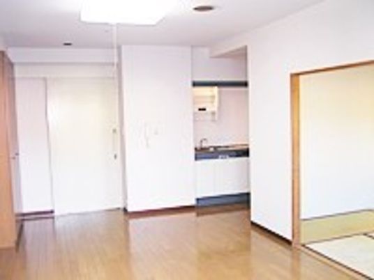 居室内を写した写真。右側に畳スペースがある広めの居室の様子