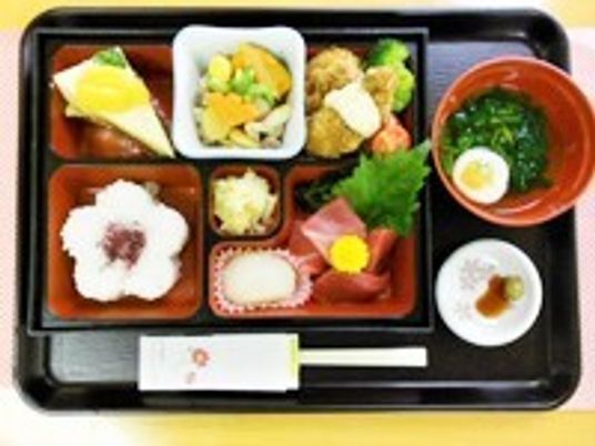 お節料理のような整った行事食。施設で出されているメニュー例