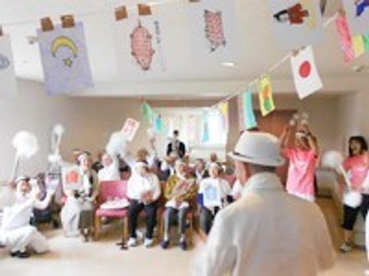 施設内に万国旗などを掲げて何かの催し物を行っている様子