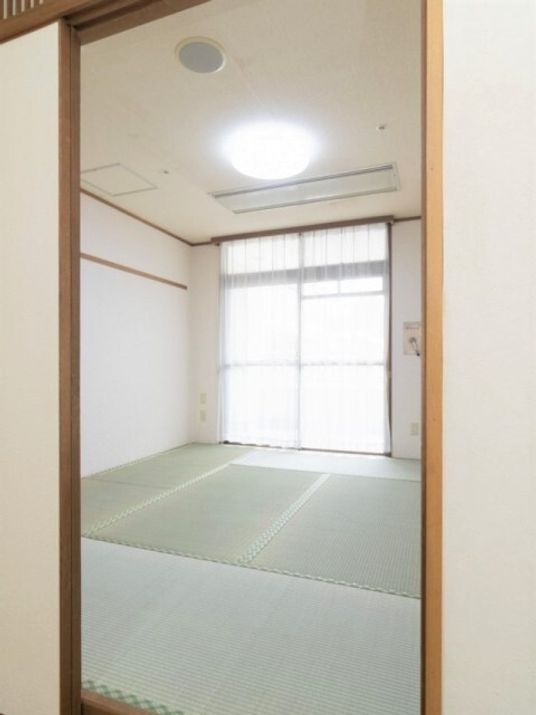 青い畳が敷かれた本格的な和室には家具や家電はなく、大きな窓にはカーテンが付いていない。天井には照明が付き、エアコンもある。