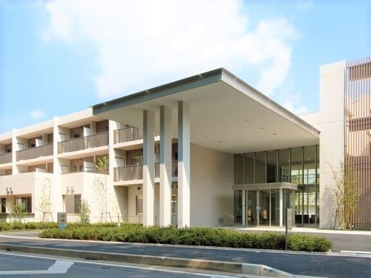 アビタシオン千葉の外観。白系で統一された外壁は清潔感があり、入り口には大きな車寄せが付いている