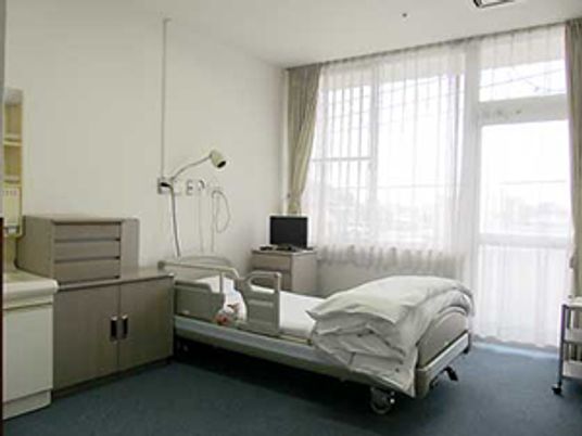 部屋の中にベッドが備え付けられている様子。窓があるタイプの居室