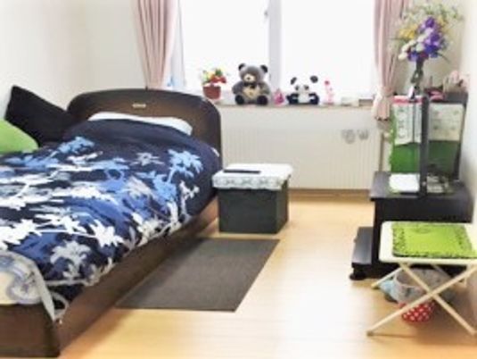 ベッドやテレビ、ぬいぐるみなどが置かれた個性あふれる部屋。