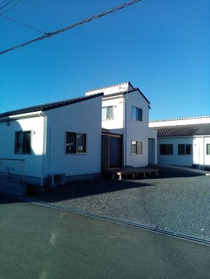 白を基調とした2階建ての建物は一部平屋建てで敷地内には砂利が敷かれ、日当たりも良好。