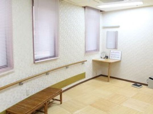 洗面台がある水回り設備の様子。壁に手すりがまんべんなくついている様子