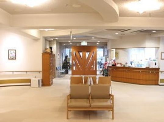 手すりがまんべんなくついた施設の共有スペースの様子。施設内のリラックススペース