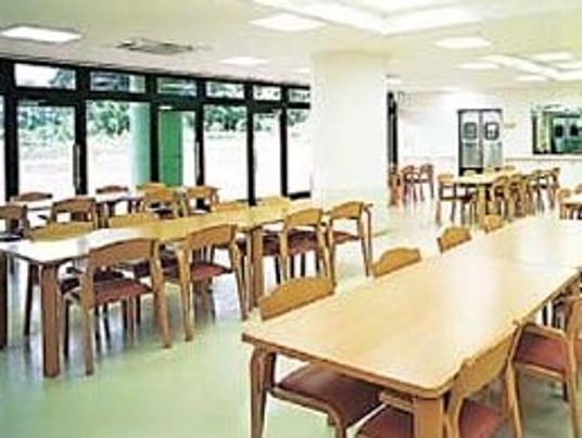 長机と椅子が並べられている施設内の食堂。食事をするスペース