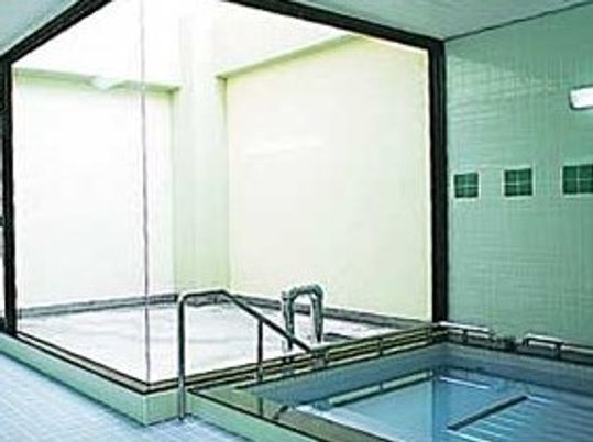 手すりがついている施設内の浴室の様子。四角い箱のような形の浴室