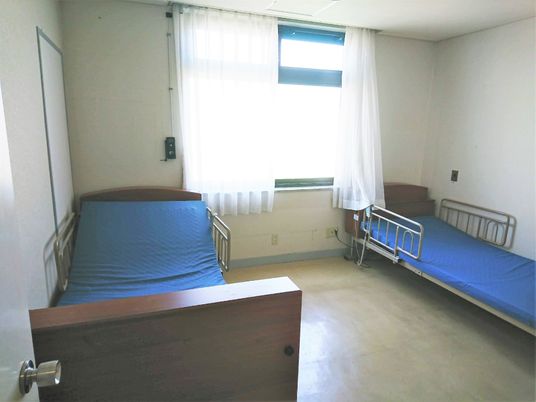 二人用の部屋にはベッドが二つ並び、大きな窓が付いている。