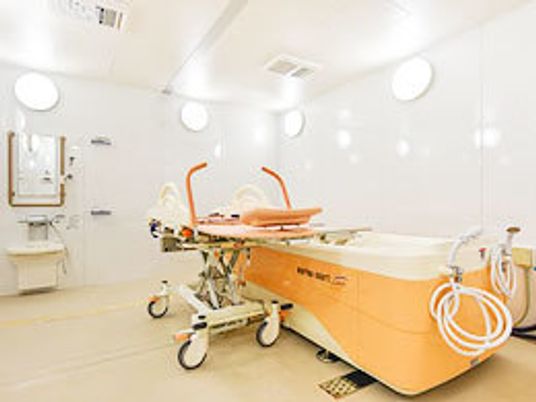 寝たきりのまま入浴できる介護浴槽の様子。特殊なつくりの介護浴槽