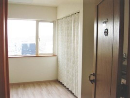 収納がついた施設内の居室の様子。何も置かれていない入居前の部屋