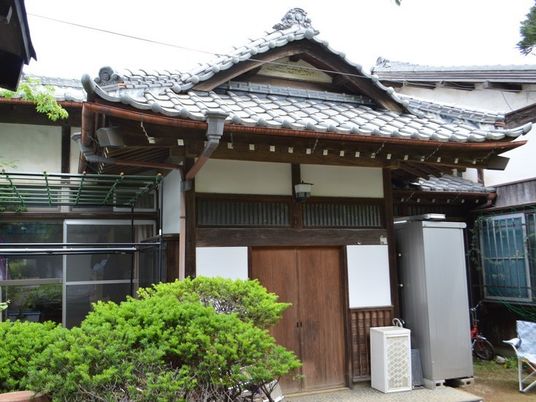 瓦屋根の古い建物だが懐かしい雰囲気が漂う。倉庫も設置されている。
