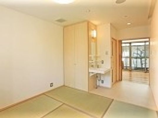 畳のワンルームがある施設内の居室の様子。和風のデザインが施されている