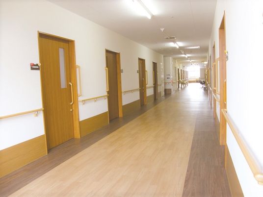 廊下はまっすぐで余計なものがなく、両サイドに手すりが設置されている。