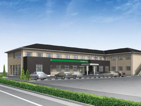 2階建ての建物。敷地内には駐車スペースがあり、段差もなく安全に移動できる環境が用意されている。