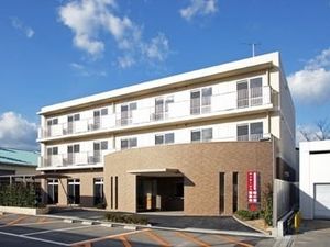 鉄骨造３階建ての建物の写真。日当たりの良い場所にある施設の外観