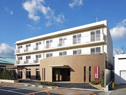 鉄骨造３階建ての建物の写真。日当たりの良い場所にある施設の外観
