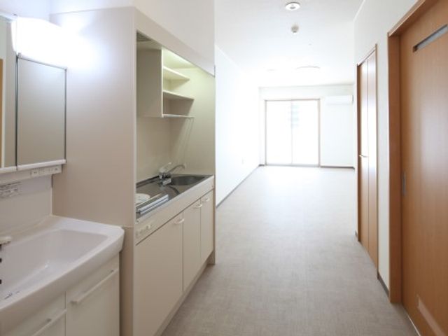 お部屋は個室なので今まで通りの生活リズムでお過ごしいただくことが可能。緊急コールでいつでもお部屋に伺います。