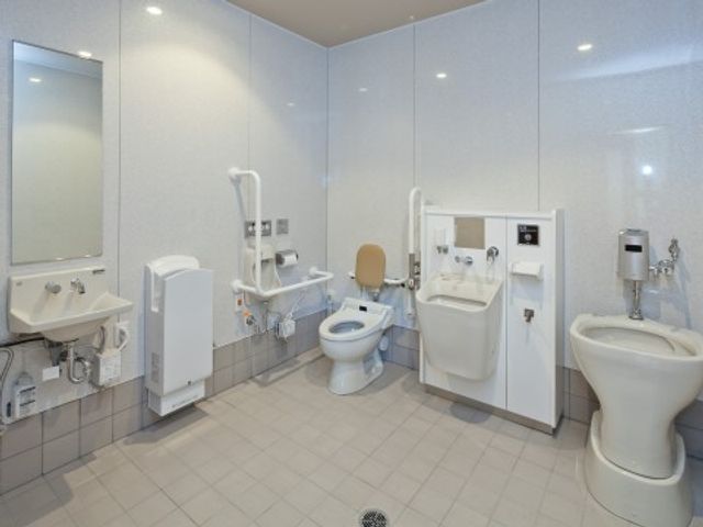 車いすをご利用の方も安心のバリアフリー設計。トイレもお部屋についておりますので、ご自分でできることも増えるでしょう。