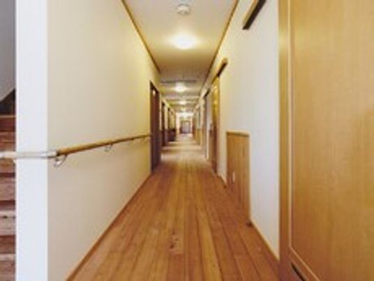 まっすぐな廊下の両サイドには居室があり、全域に手すりが付けられている。