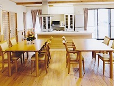 対面式キッチンとダイニングテーブルが設置された食堂は温かい雰囲気。
