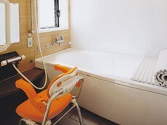 一般の家庭と同じようなサイズの浴槽が設置され、安全に利用できるようシャワーチェアや手すりがある。