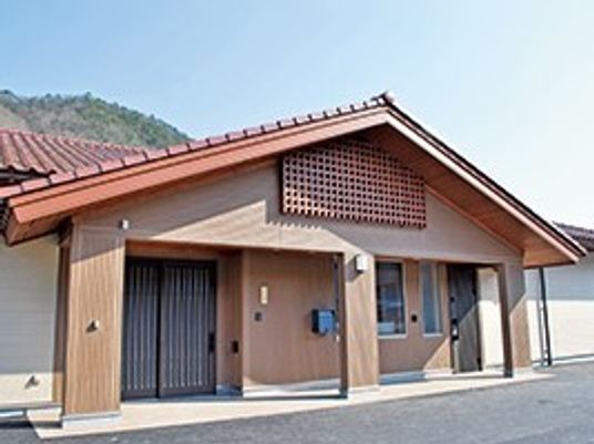 大きな一軒家風のエントランスの様子。グループホームあさひの郷の外観写真