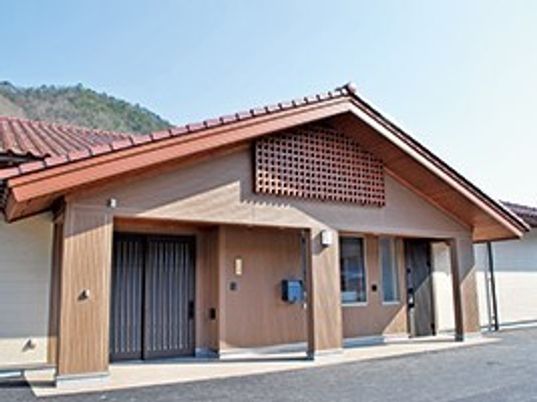 大きな一軒家風のエントランスの様子。グループホームあさひの郷の外観写真