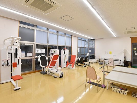 高齢者用のトレーニング機器が並べられているトレーニングルームの様子