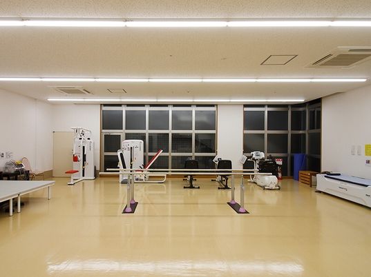 高齢者用のトレーニング機器が並べられている様子。トレーニングルームの写真