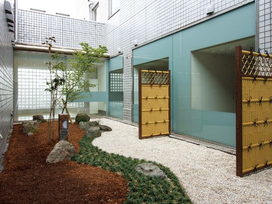 キレイに整備されている中庭の様子。屋内庭園・緑地を写したもの