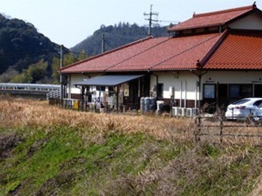 茶色い屋根の大きな一軒家のようなホーム。自然に恵まれたのどかな環境。