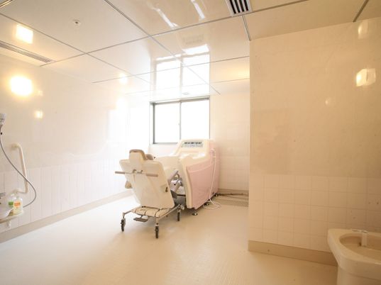 機械浴槽が設置された部屋にはシャワーになどもあるが、白を基調としているため圧迫感はない。