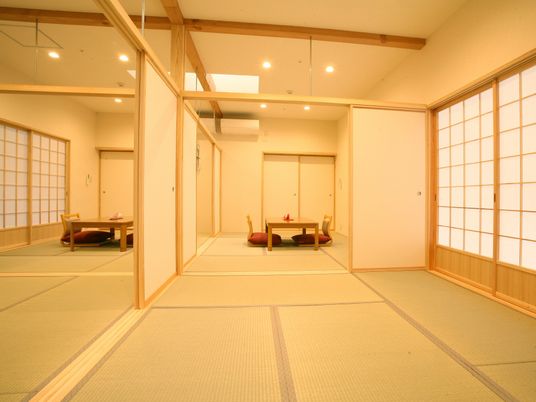 本格的な和室には畳が敷かれ、奥には旅館のような座いすやテーブルがある。