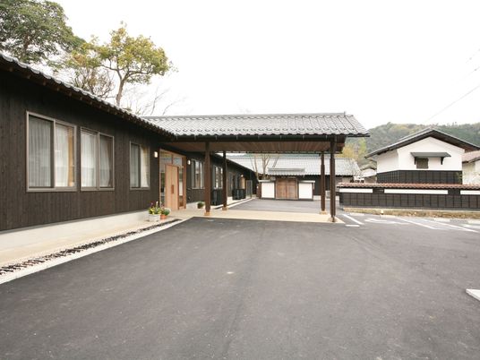 駐車場が広く、玄関には大きな車寄せが付いている。