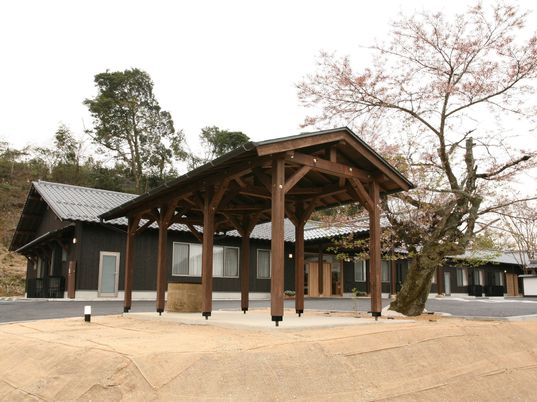 敷地内には東屋があり、いつでも日向ぼっこなどをできるようになっている。