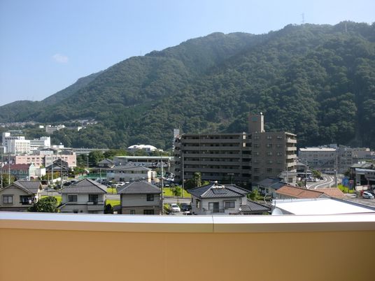 山に囲まれた自然が多い街並みの写真。ウィンザーハウスの周辺地域
